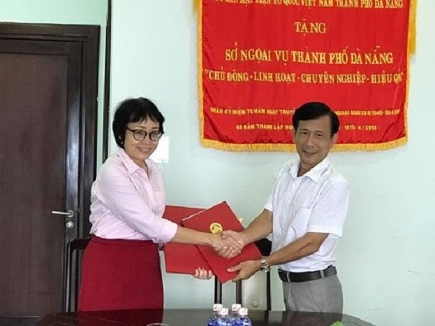 Representatives of Da Nang city’s Foreign Affairs department and the Vietnam Health Improvement Project (VNHIP) inked an agreement on improving health care for kids with HIV/AIDS in the city in 2017-21. (Source: VNA)