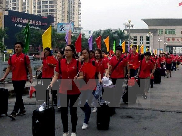 Các đại biểu thanh niên Trung Quốc đến Quảng Ninh để tham dự liên hoan. (Ảnh: Nguyễn Hoàng/TTXVN)