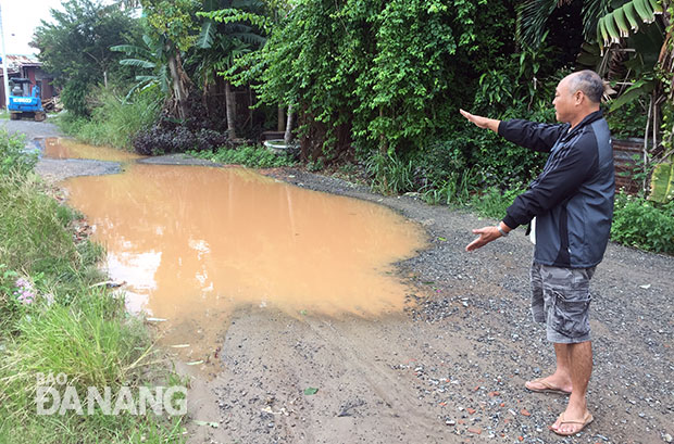 Mỗi khi trời mưa, nhiều tuyến đường đất trong khu dân cư Bàu Gia Phước bị ngập nặng, gây khó khăn cho việc đi lại của người dân.