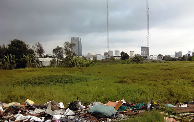 Khuôn viên Đài phát sóng An Hải bị cỏ mọc rậm rạp, nước ứ đọng gây ô nhiễm môi trường.