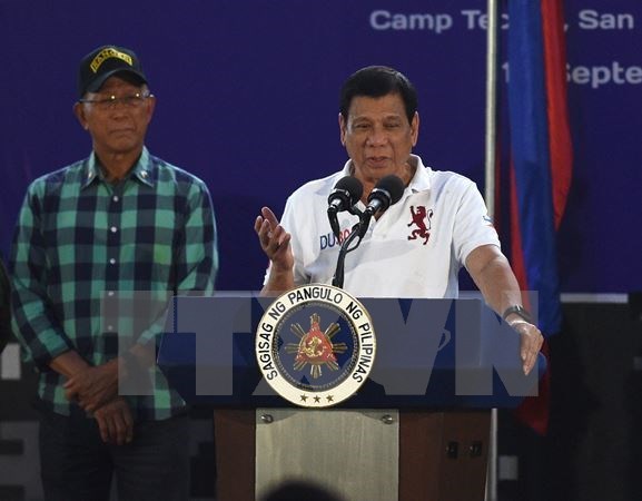 The Philippines' President Rodrigo Duterte (R) and Minister of Defence Delfin Lorenzana (L) (Photo: AFP/VNA)