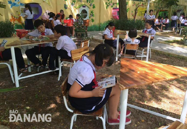 Nui Thanh school pupils reading books during a break 