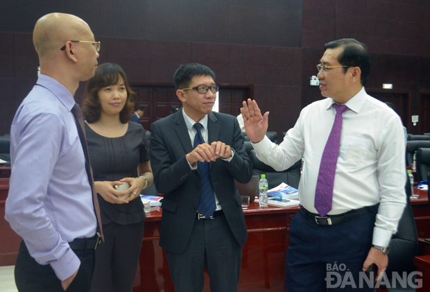 Chủ tịch UBND thành phố Huỳnh Đức Thơ trao đổi với các chuyên gia bền lề hội thảo.  							                  Ảnh: NGỌC PHÚ