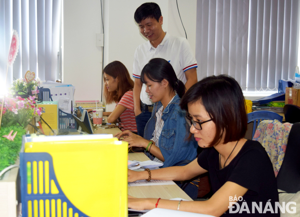 Nguyen Quoc Han (standing) at his company