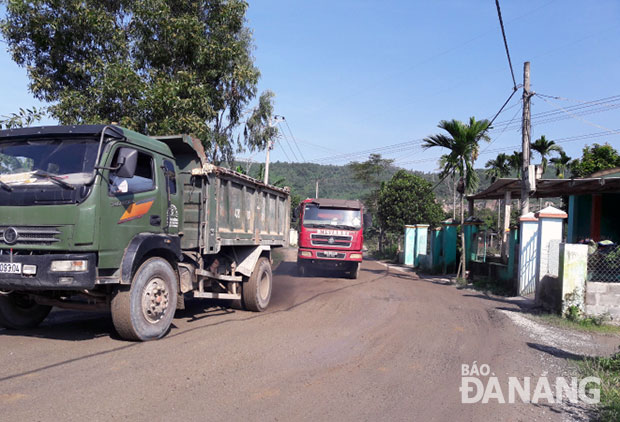 Xe ben vẫn nối đuôi nhau chạy trong đường dân sinh thôn Phước Thuận. 	                 Ảnh: NGỌC PHÚ