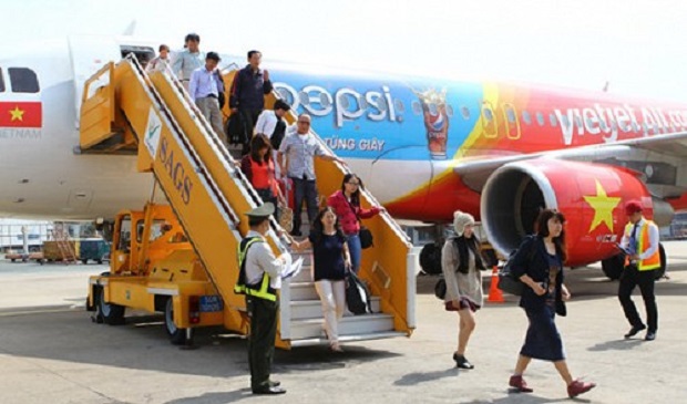 Passengers board a low-cost flight from Ho Chi Minh City to Hanoi. Tuoi Tre