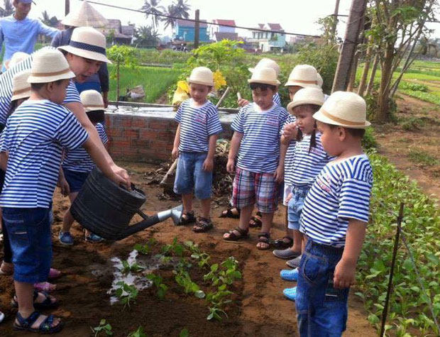 Các bé Trường mầm non Bình Minh tập tưới cây.(Ảnh do Trường mầm non Bình Minh cung cấp)