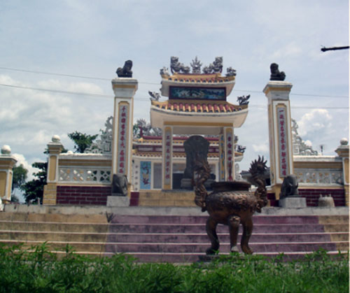 Lăng mộ Phan Thành Tài bên bờ sông Vĩnh Điện.