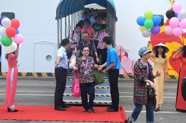  Cruise ship passengers arriving at the port …