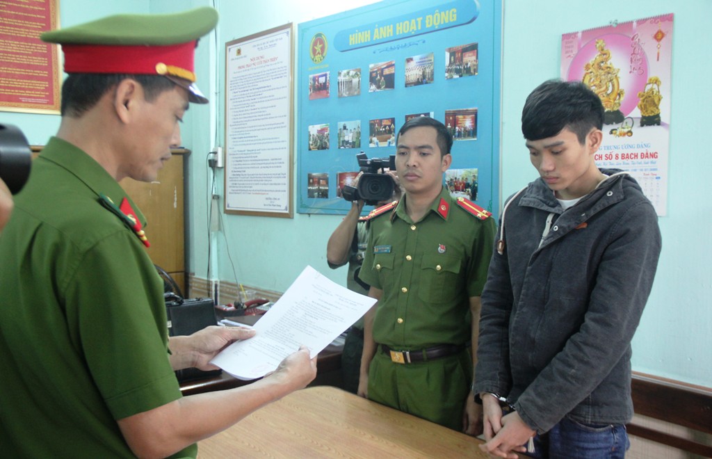 Cơ quan Công an đọc lệnh khởi tố và bắt giam đối với Nguyễn Hùng Dương.