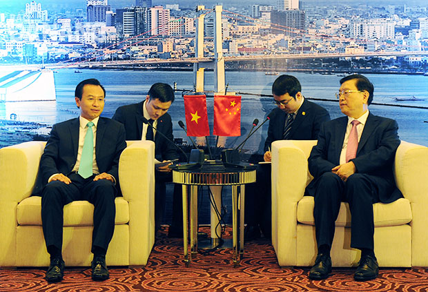 Chairman Zhang (right) talking with  Secretary Anh