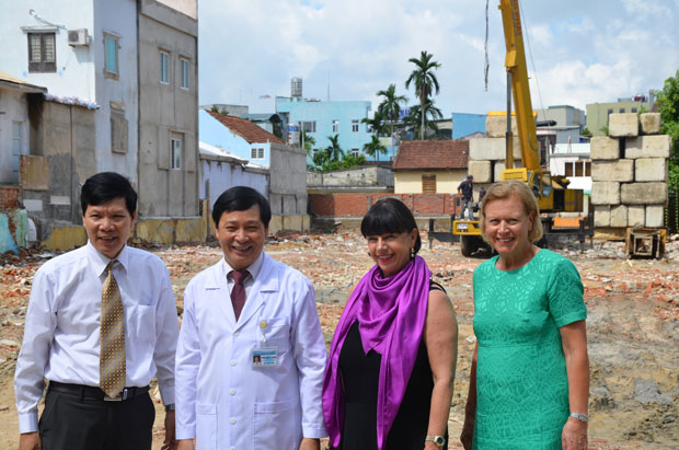 Bà Evi Brandl và bà Irene Lejeune (lần lượt từ phải sang) cùng đại diện Bệnh viện Đà Nẵng tại khu đất khởi công xây dựng Trung tâm Tim mạch. 				(Ảnh chụp năm 2015, do Bệnh viện Đà Nẵng cung cấp)