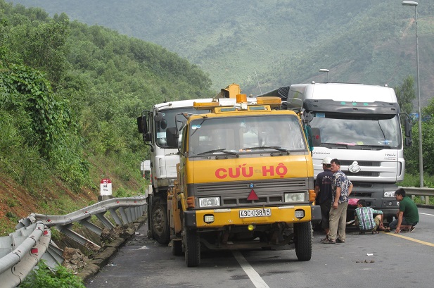 Lực lượng cứu hộ khẩn trương đưa xe bị tai nạn ra khỏi hiện trường. 