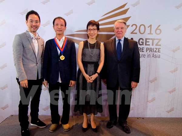 Bộ trưởng Văn hóa, Cộng đồng và Thanh niên Singapore (thứ ba từ trái sang) trao Huy chương vàng cho kiến trúc sư Hoàng Thúc Hào. (Ảnh: Mỹ Bình/Vietnam+)