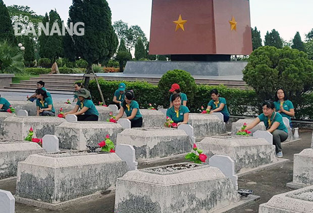 Cán bộ, công nhân viên Viettel Đà Nẵng chăm sóc các phần mộ liệt sĩ.