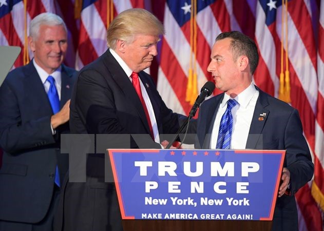 Tổng thống đắc cử Mỹ Donald Trump (giữa) và ông Reince Priebus (phải), Chủ tịch Ủy ban toàn quốc của đảng Cộng hòa. (Nguồn: AFP/TTXVN)