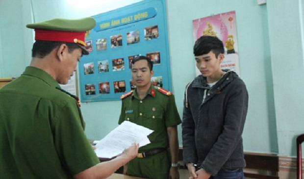 Nguyen Hung Duong (R) listens to his arrest warrant in Da Nang, central Vietnam, on November 11, 2016. Tuoi Tre