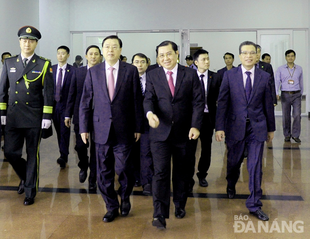 Mr Zhang Dejiang and Chairman Tho (front right) at the Administrative Centre