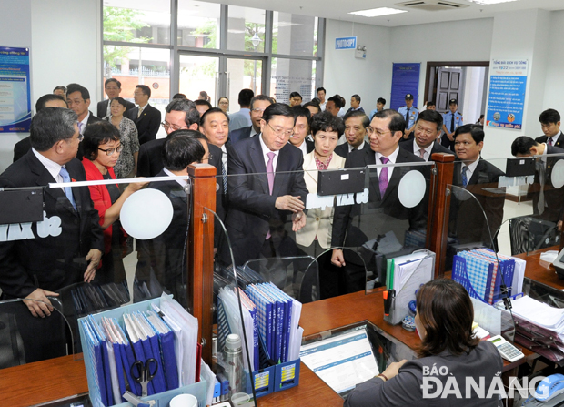 Mr Zhang Dejiang (centre) learning about local administrative reforms