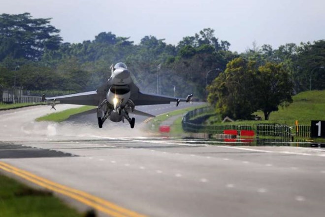 A F-16 fighter jet prepares to land on the Lim Chu Kang road during Exercise Torrent, a military exercise held by the Republic of Singapore Air Force (RSAF) on Nov 29, 2008 (Photo: ST FILE)