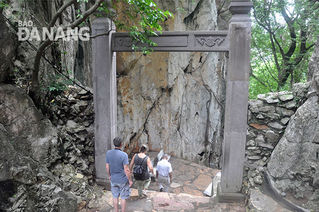 Hai trụ cửa điêu khắc Chăm bằng sa thạch trên đường dẫn lên chùa Tam Thai bị làm mất đi dấu tích Chăm. (Ảnh chụp sáng 9-11)