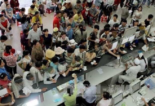 People pay fees for treatment at Cho Ray Hospital in HCM City. (Photo: VNA)