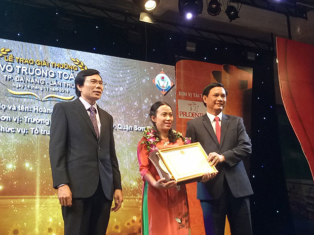 Vice Chairman Mien (right) presenting the awards