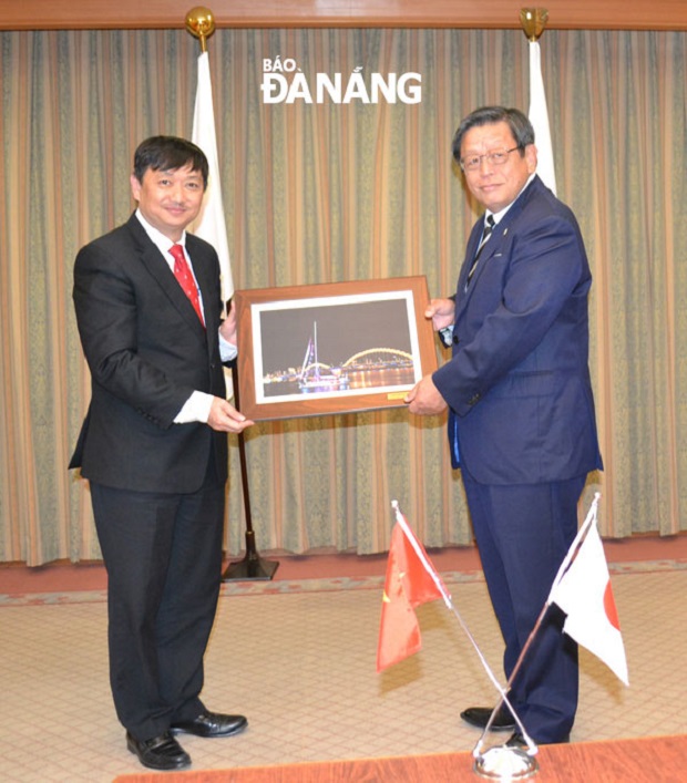 Vice Chairman Dung (left) presenting a momento to Mayor of Sakai City Osami Tekayama