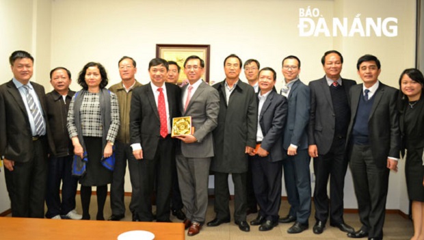  The Da Nang guests and representatives from the Vietnamese Consulate General in Osaka