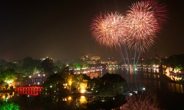 Firework display on the Lunar New Year's Eve in 2014 in Hanoi. Photo by Vu Quang Huy/VnExpress Photo Contest 