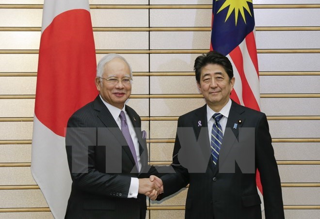 Japanese Prime Minister Shinzo Abe (R) and his Malaysian counterpart Najib Razak (Source: VNA)