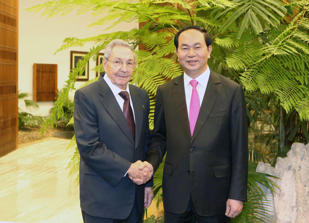 Chủ tịch Raul Castro đón Chủ tịch nước Trần Đại Quang.  		                  Ảnh: TTXVN