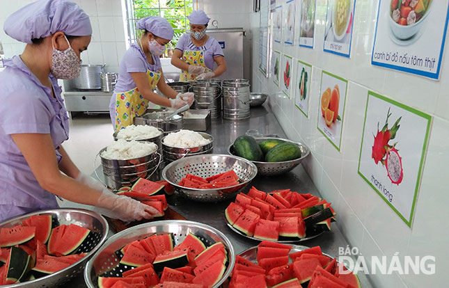Bếp ăn thông thoáng, sạch sẽ, theo quy trình một chiều tại Trường Mầm non Hương Sen (quận Cẩm Lệ) Ảnh:T.T