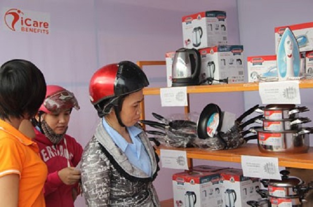  Local IP workers shopping at the fair (Photo: Internet)