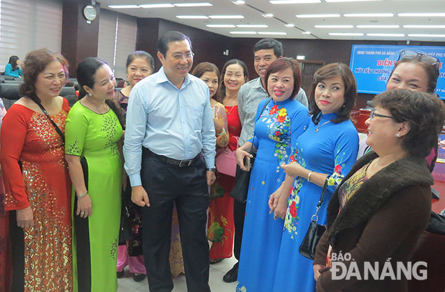 Chủ tịch UBND thành phố Huỳnh Đức Thơ chia sẻ với nữ tiểu thương.  Ảnh: NGỌC HÀ