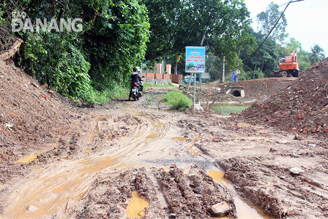 Đường bùn lầy, bị cắt xẻ khiến cuộc sống người dân Phú Hòa 1 gặp rất nhiều khó khăn.