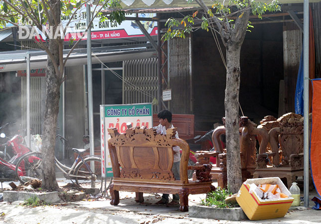 Một cơ sở sản xuất, kinh doanh đồ gỗ nằm ngay mặt tiền đường Ninh Tốn.  