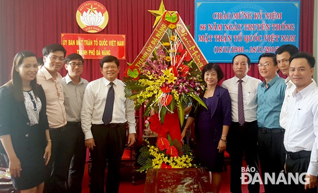 Deputy Secretary Tri (4th left) presenting flowers to representatives from the Da Nang FFC