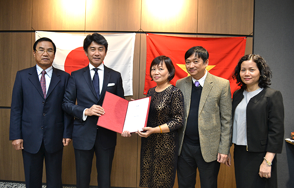 Vice Chairmen Viet (first left) and Dung (second right) with representatives from the city’s Investment Promotion Centre and JP Holdings