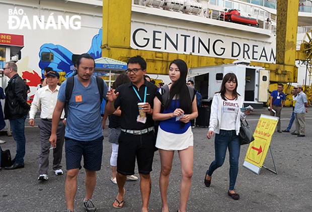  International cruise ship passengers arriving at Tien Sa Port