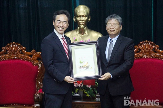  Mr Yamashita (left) and Vice Chairman Tuan