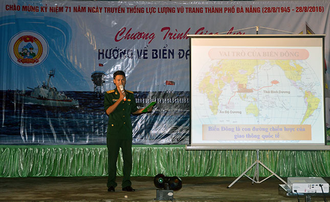 Lực lượng vũ trang thành phố tuyên truyền Luật Biển đảo cho nhân dân các xã miền núi huyện Hòa Vang.