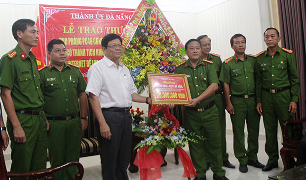  Deputy Secretary Tri (3rd left) presenting the reward to representatives from the Department of Police