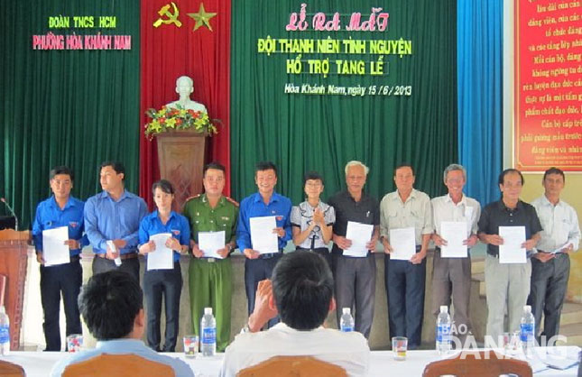 Ra mắt Đội Thanh niên xung kích hỗ trợ tang lễ trong năm 2013.  (Ảnh do Đoàn phường cung cấp)