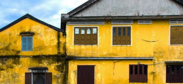 In Hoi An, East meets West with French colonial houses among Japanese temples and Chinese wooden shops. Many of the buildings are covered in a distinctive golden-yellow color.