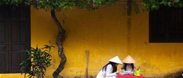 Locals eating breakfast at a food stall around the Japanese bridge.