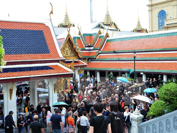 Du khách thăm đền Wat Phra Kaew ở Bangkok, Thái Lan. Ảnh: THX/TTXVN