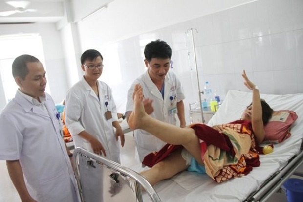 Doctors examine a stroke victim. (Source: Tuoi Tre)