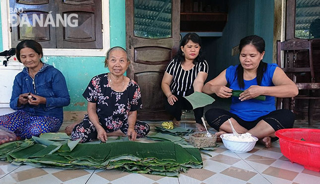 Chị Nguyễn Thị Bích Hạnh (áo sọc) thành viên Tổ phản ứng nhanh, thôn Cẩm Toại Đông, dành thời gian đến hỏi thăm, tìm hiểu hoàn cảnh chị em hội viên để kịp thời hỗ trợ.