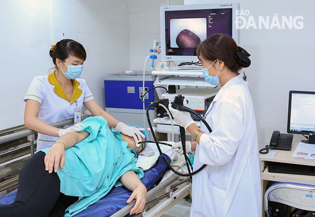 Các cơ sở y tế tư nhân hiện nay mạnh dạn đầu tư máy móc chất lượng cao. TRONG ẢNH: Máy nội soi tại Trung tâm Chẩn đoán y khoa chất lượng cao Thiện Nhân tại Đà Nẵng.